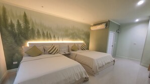 Un dormitorio con dos camas, un mural en la pared y un equipo de aire acondicionado.