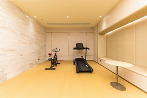 A modern fitness room with a stationary bike, elliptical, and treadmill. - JI Hotel(hangzhou Sandun West Lake Science and Tec (Hangzhou)