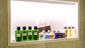 Estante con diversos productos de cuidado personal, como champús, acondicionadores y lociones corporales.