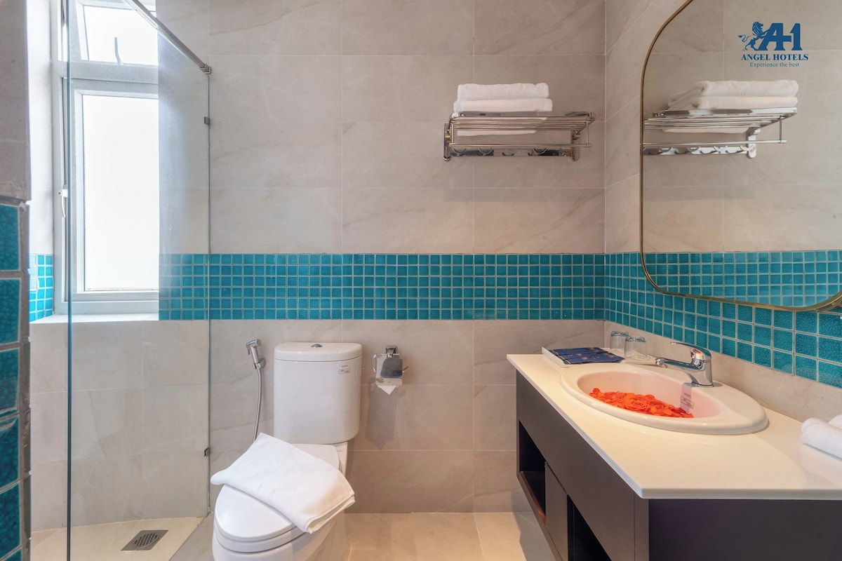 Ein Badezimmer mit Toilette, Waschbecken und Handtuchhaltern.