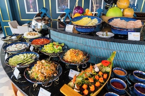 Un buffet proposant divers plats, avec un panneau indiquant « jambon ».