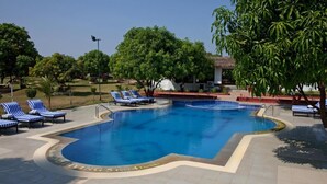حمام سباحة