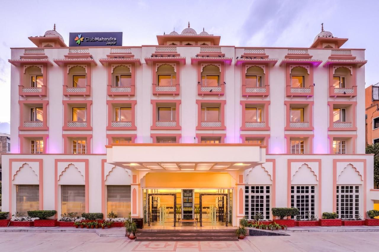 Un edificio de varios pisos con un cartel que dice 'ClubMahmindra Jaipur'.