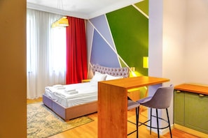 Une chambre à coucher avec un lit, un bureau et une chaise.