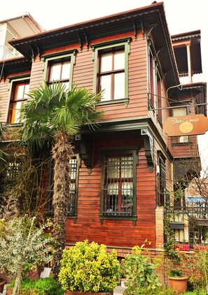 Un bâtiment à deux étages, sur lequel on peut voir une enseigne indiquant qu’il s’agit d’un café.