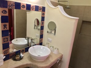 A bathroom with a large mirror, two sinks, and a shower. - Hotel Casa Sofia Tulum (Tulum)