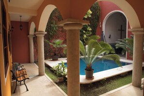 A courtyard with a pool, potted plants, and a bench. - Hotel Casa Sofia Tulum (Tulum)