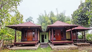 A wooden structure with a central door and two smaller rooms on either side. - Oyo 91830 Hotel Gemilang 2 (Sembalun Lawang)