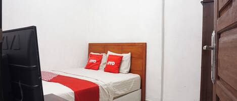Une chambre à coucher avec un lit, un bureau et une armoire.