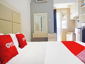 A hotel room with a bed, a mirror, a sink, and a view of the outside. - Collection O 91526 Glv Nusantara Tower E (South Tangerang)