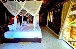 Une chambre avec un lit sous un dais, des murs en bois et une fenêtre avec des rideaux.