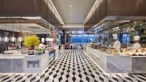 Una cocina moderna con piso a cuadros, encimeras de mármol y vistas de la ciudad.