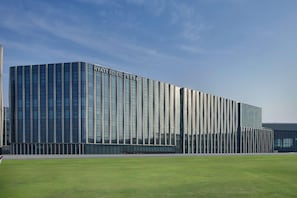Un edificio moderno con fachada de vidrio y techo plano.