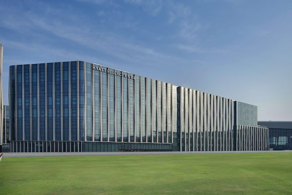 A modern building with a glass facade and a flat roof. - Hyatt Regency Hangzhou Intl Airport (Hangzhou)