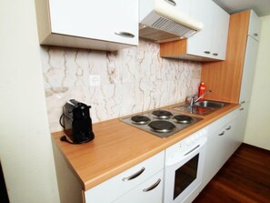 Kühlschrank, Mikrowelle, Ofen, Kochgeschirr/Geschirr/Besteck