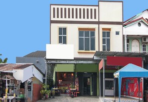 Un edificio de varios pisos con una tienda en la planta baja y un restaurante.
