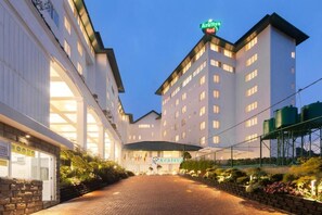 A hotel with a central courtyard, multiple floors, and a sign indicating it is the Araliya Red hotel. - Araliya Red (Nuwara Eliya)