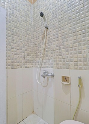 A bathroom with a shower, a toilet, and a sink. - Oyo 91480 Putridapisa Syariah (Bangil)