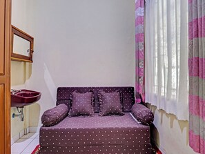 Room - Oyo 91480 Putridapisa Syariah (Bangil)