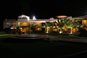 A modern building with a courtyard, illuminated by ambient lighting. - Sterling Arunai Anantha Tiruvannamalai (Tiruvannamalai)