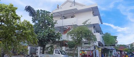 A multi-story building with a flat roof and a flat facade.