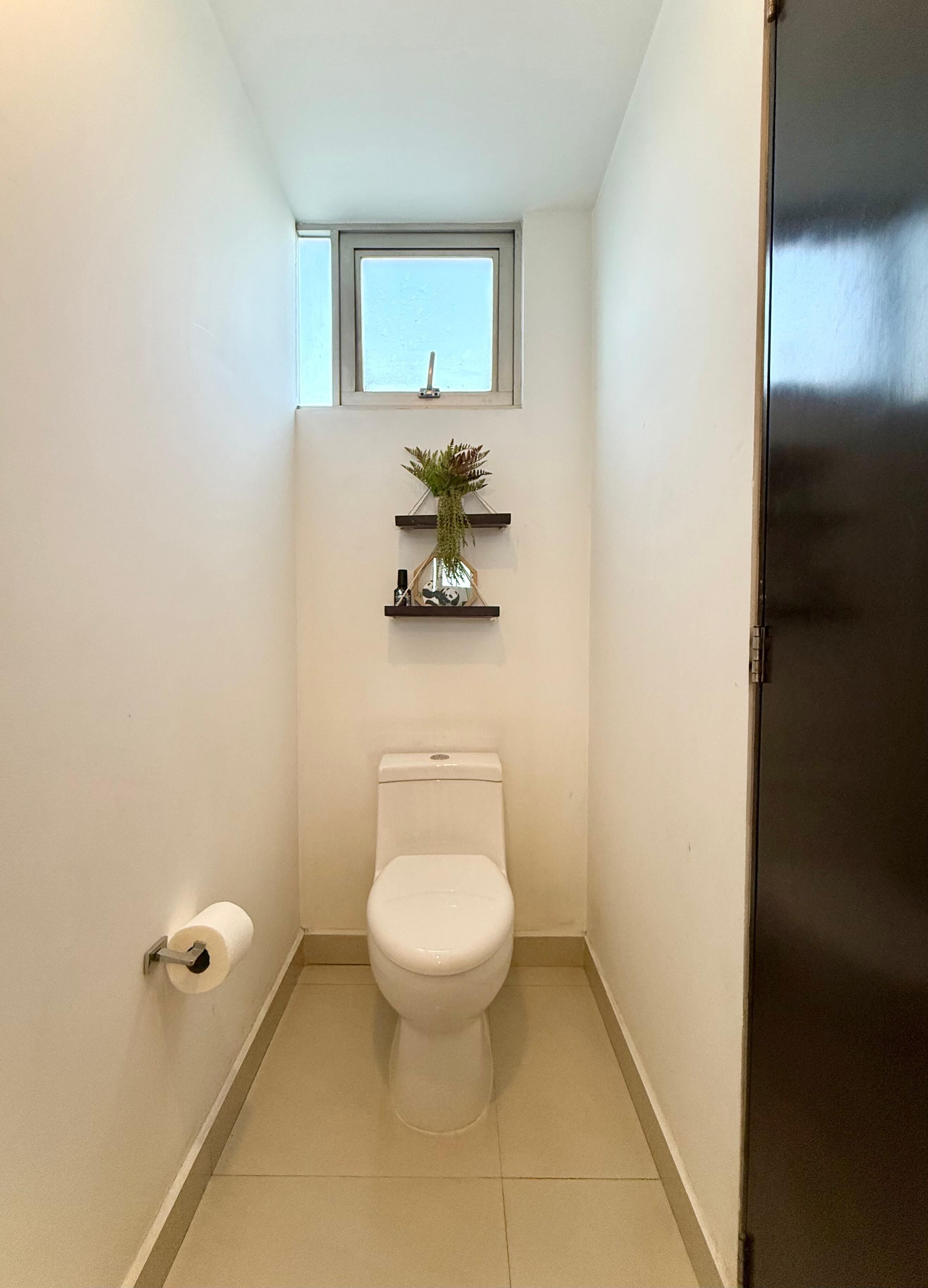 Douche, serviettes fournies, savon, papier toilette