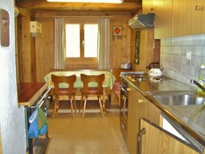 Réfrigérateur, four, batterie de cuisine, vaisselle et ustensiles