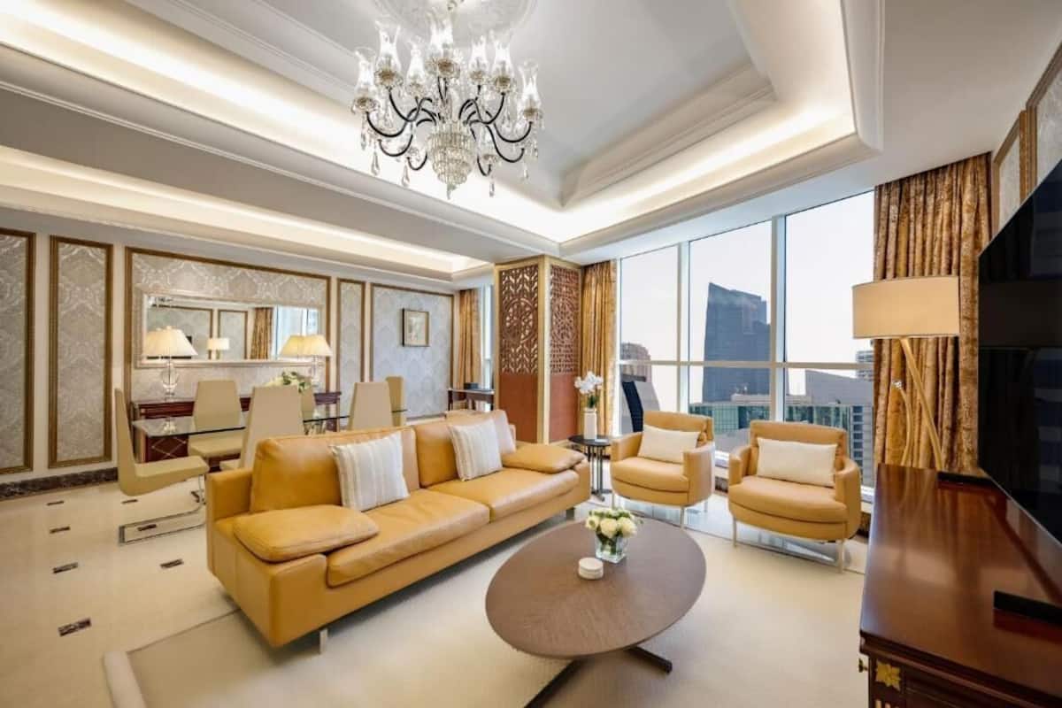 Ein geräumiges Wohnzimmer mit einer großen Couch, einem Couchtisch und einem Fernseher.