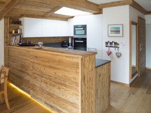 Fridge, oven, dishwasher, cookware/dishes/utensils - Zentrale 3.5 Zimmer Wohnung Seegarten B- Lenzerheide by Interhome (Lenzerheide)