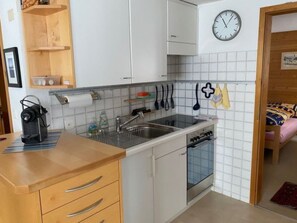 Kühlschrank, Ofen, Kochgeschirr/Geschirr/Besteck