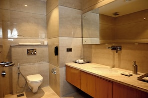 Une salle de bain moderne équipée de toilettes, d’un lavabo et d’une douche.