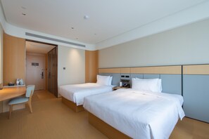 A hotel room with two beds, a desk, and a chair. - Ji Hotel Changchun Silicon Valley Street Party Sch (Changchun)