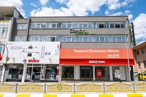 Un edificio con un letrero de Comfort Center, una tienda BASCH y un banco BIREVIM.