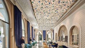 A spacious lobby with a patterned ceiling, arched windows, and a variety of seating arrangements. - Club Prive By Rixos Saadiyat (Abu Dhabi)