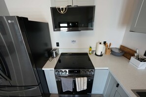 Kühlschrank, Mikrowelle, Ofen, Herdplatte