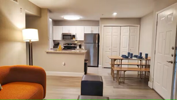 A compact living space with a kitchenette, a dining area, and a seating area. - Rust King 2Bed 2Bath / By TMC /5 min walk to NRG (Houston)