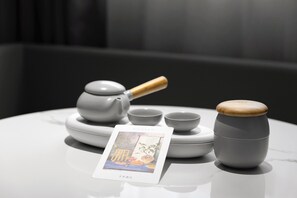 A tea set with a teapot, cups, and a small container on a white table. - Ji Hotel Chongqing Bishan Cbd Xiuhu Park (Chongqing)