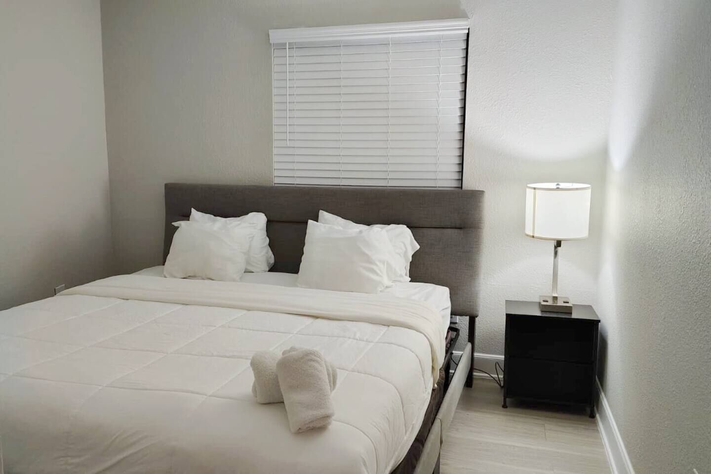 2 bedrooms, desk, iron/ironing board, WiFi