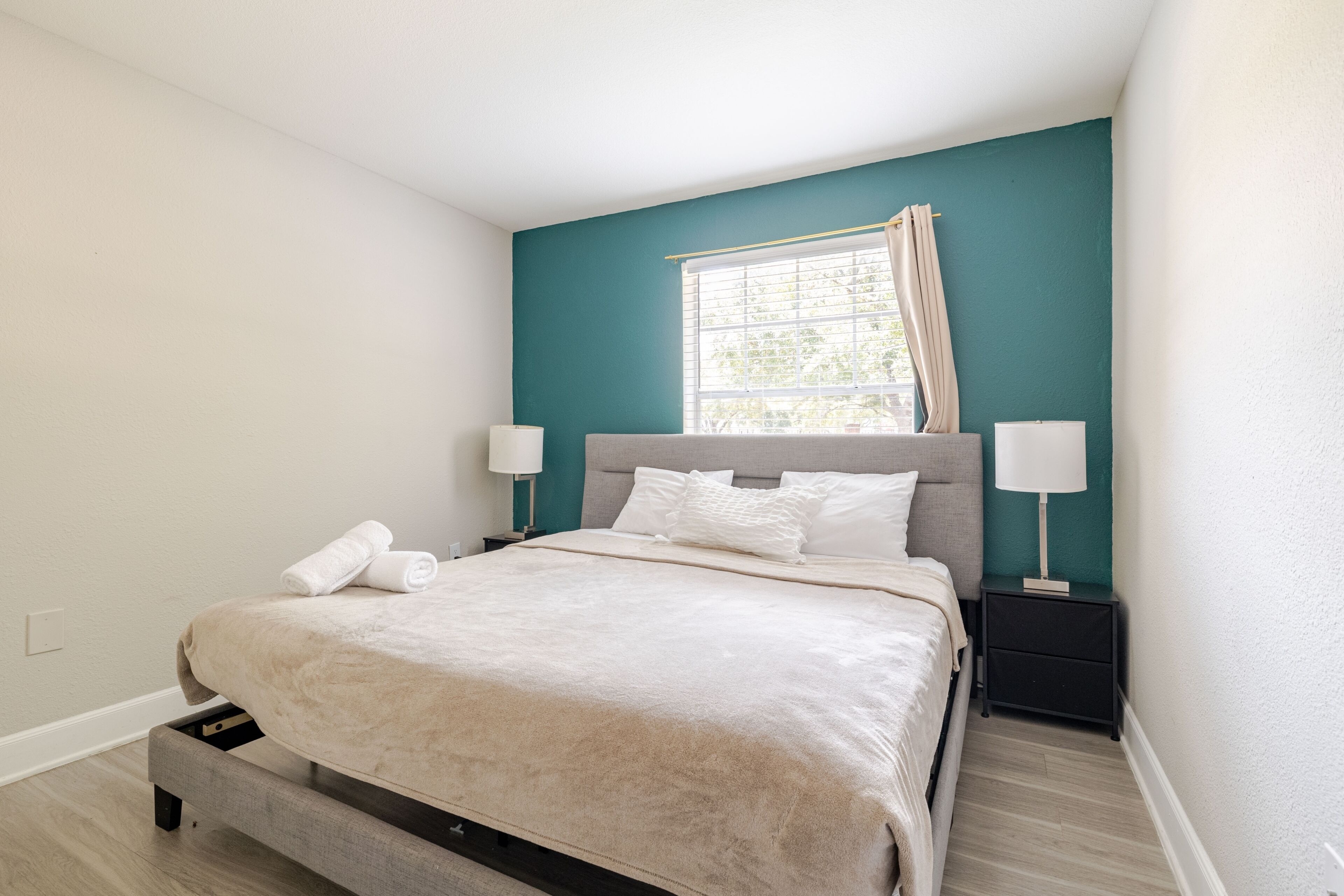 2 bedrooms, desk, iron/ironing board, WiFi