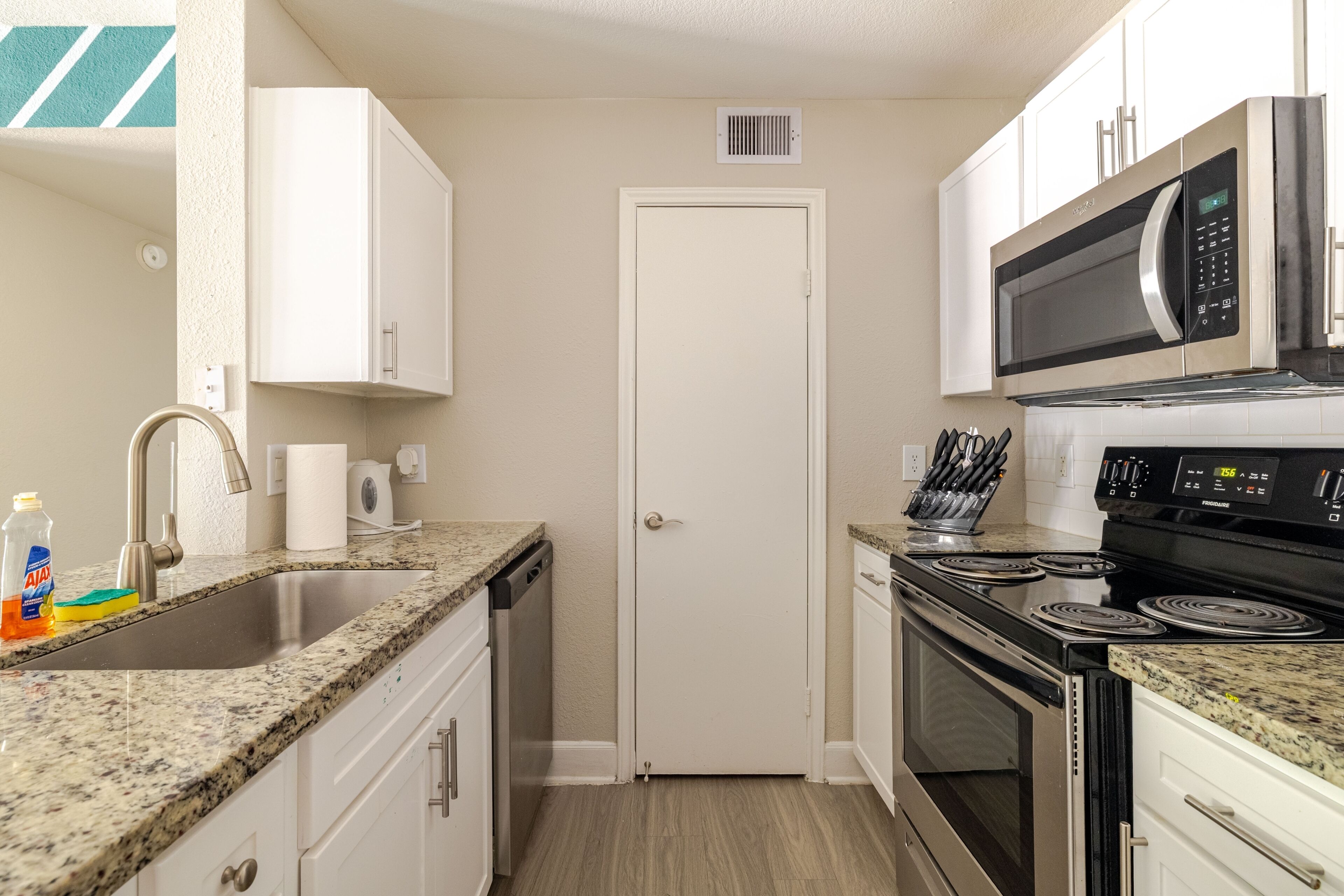 Coffee/tea maker, fridge, microwave, stovetop