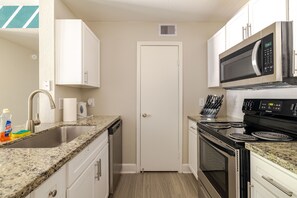 Coffee/tea maker, fridge, microwave, stovetop - Spacious 2BR facing NRG Center / By Medical Center (Houston)