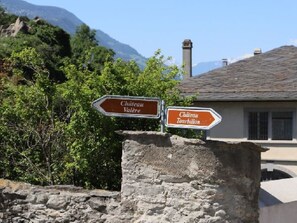 Wegweiser zu Château Valère und Château Tourbillon.