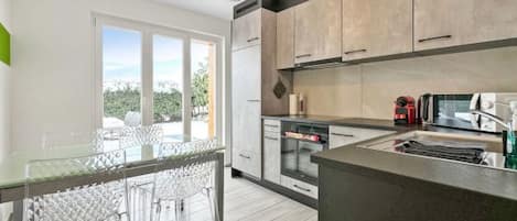 Frigorifero, forno, lavastoviglie, pentole/stoviglie/utensili