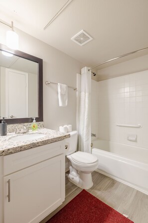 Hair dryer, towels, soap - Cute 1bed 1bath /2Queen Beds at 5 min walk to NRG (Houston)