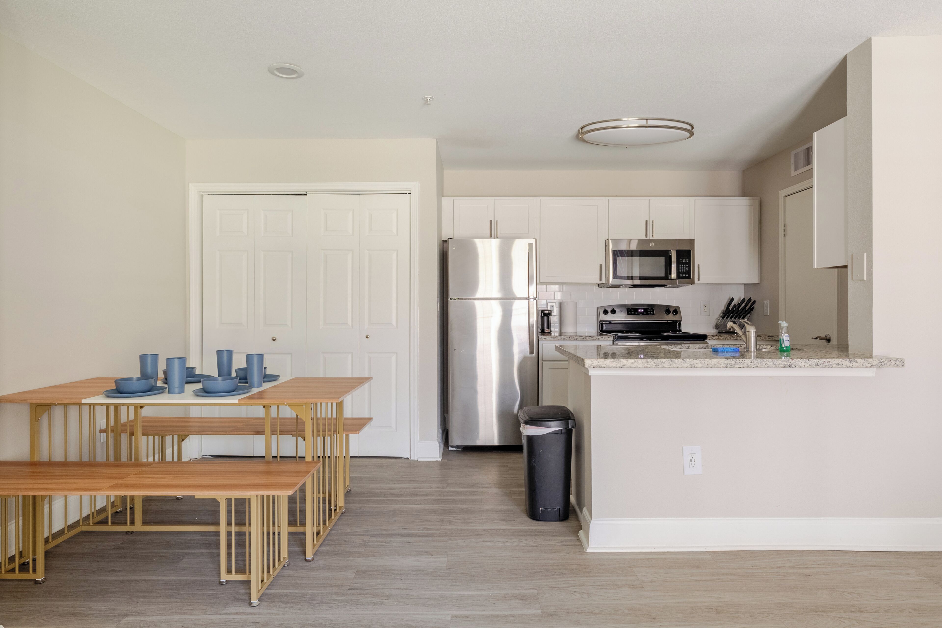 Coffee/tea maker, fridge, microwave, stovetop