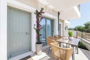 A balcony with wicker furniture and a potted plant. - Helia All Seasons Apartments (Thasos)
