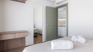 Ein Hotelzimmer mit Bett, Nachttisch, Kleiderschrank und Klimaanlage.