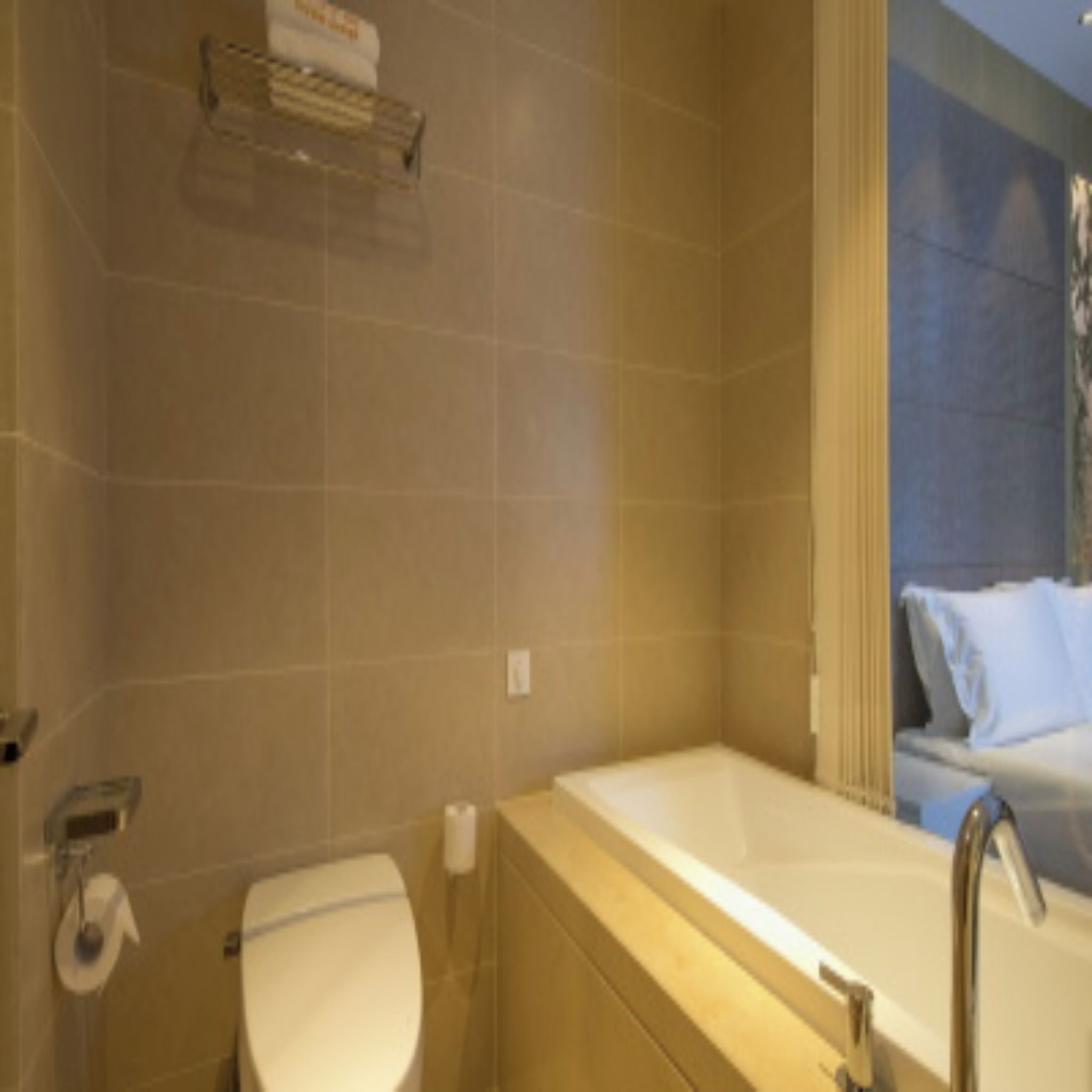 Een badkamer met toilet, wastafel en bad.