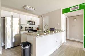 Kühlschrank, Mikrowelle, Herdplatte, Geschirrspüler