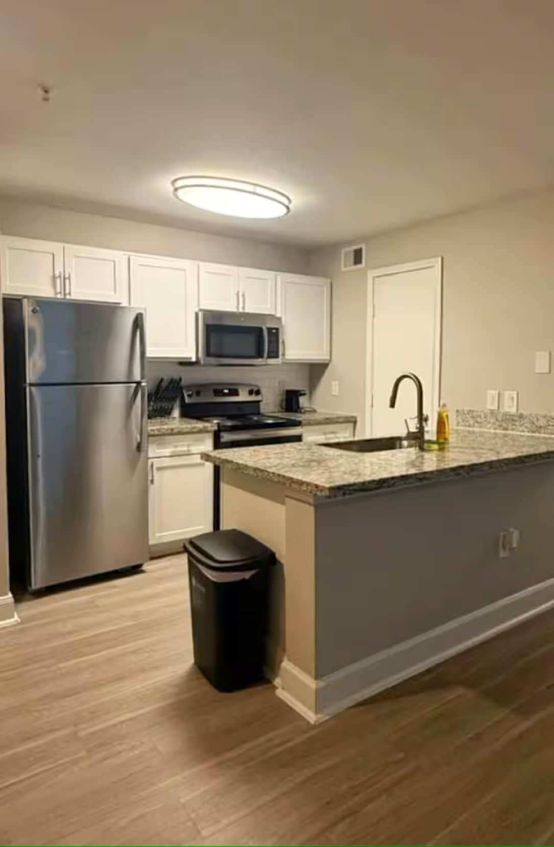 Een koelkast, een microgolfoven, een kookplaat, een vaatwasser